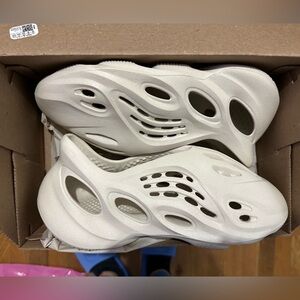 Yzy foam runner adult size 8 never used !